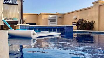 Utendørsbasseng og et oppvarmet basseng