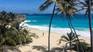 Plage à proximité, chaises longues, serviettes de plage