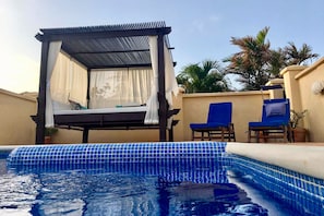Piscina all'aperto, una piscina riscaldata