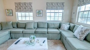 Smart TV, video games, DVD player, books - Luxury Villa With Pool, Outdoor Beds on Cliff Top Near Crane Beach (Foul Bay)