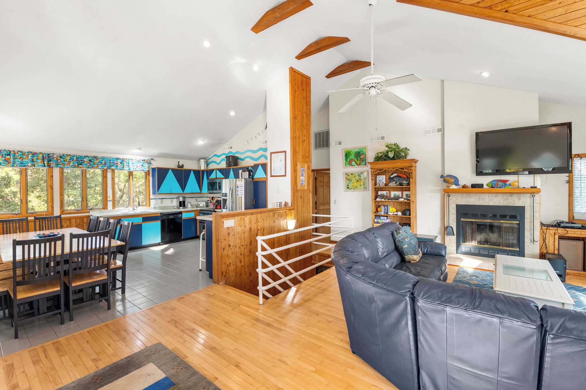 Televisión, chimenea y reproductor de DVD 