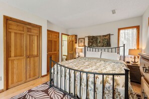 5 bedrooms, iron/ironing board, WiFi, bed sheets