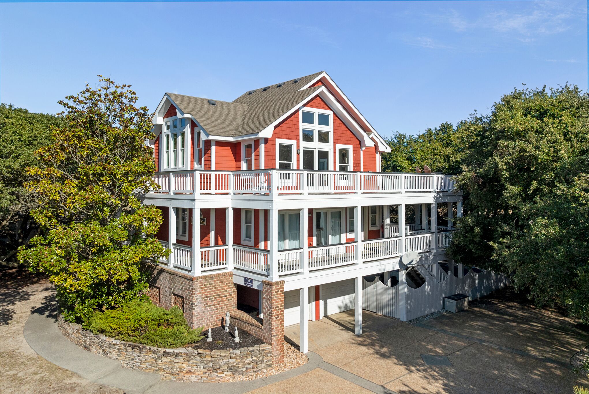Ein zweigeschossiges Haus mit Balkon und überdachter Veranda.
