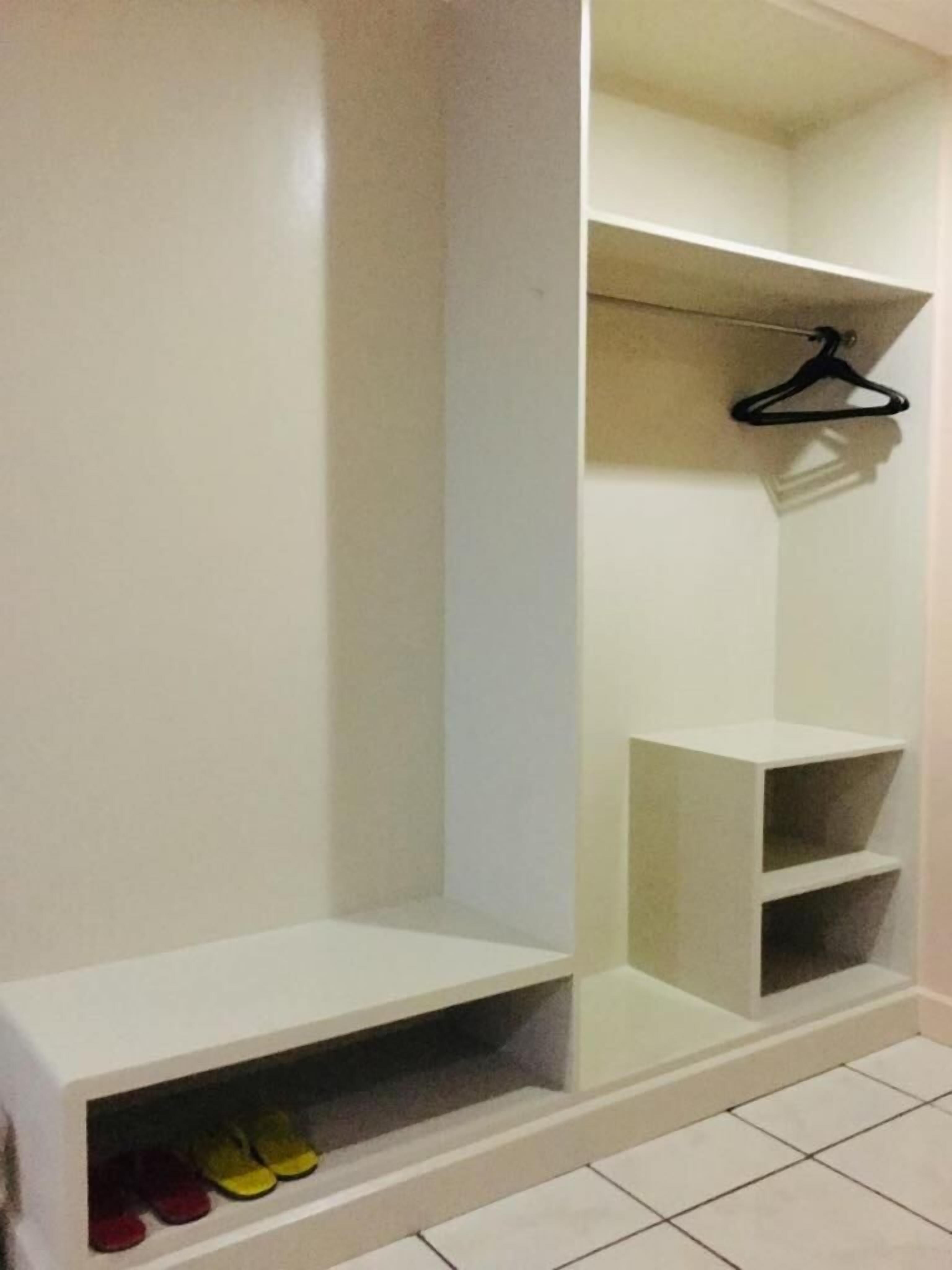 Een kluis op de kamer, een bureau, geluiddichte muren