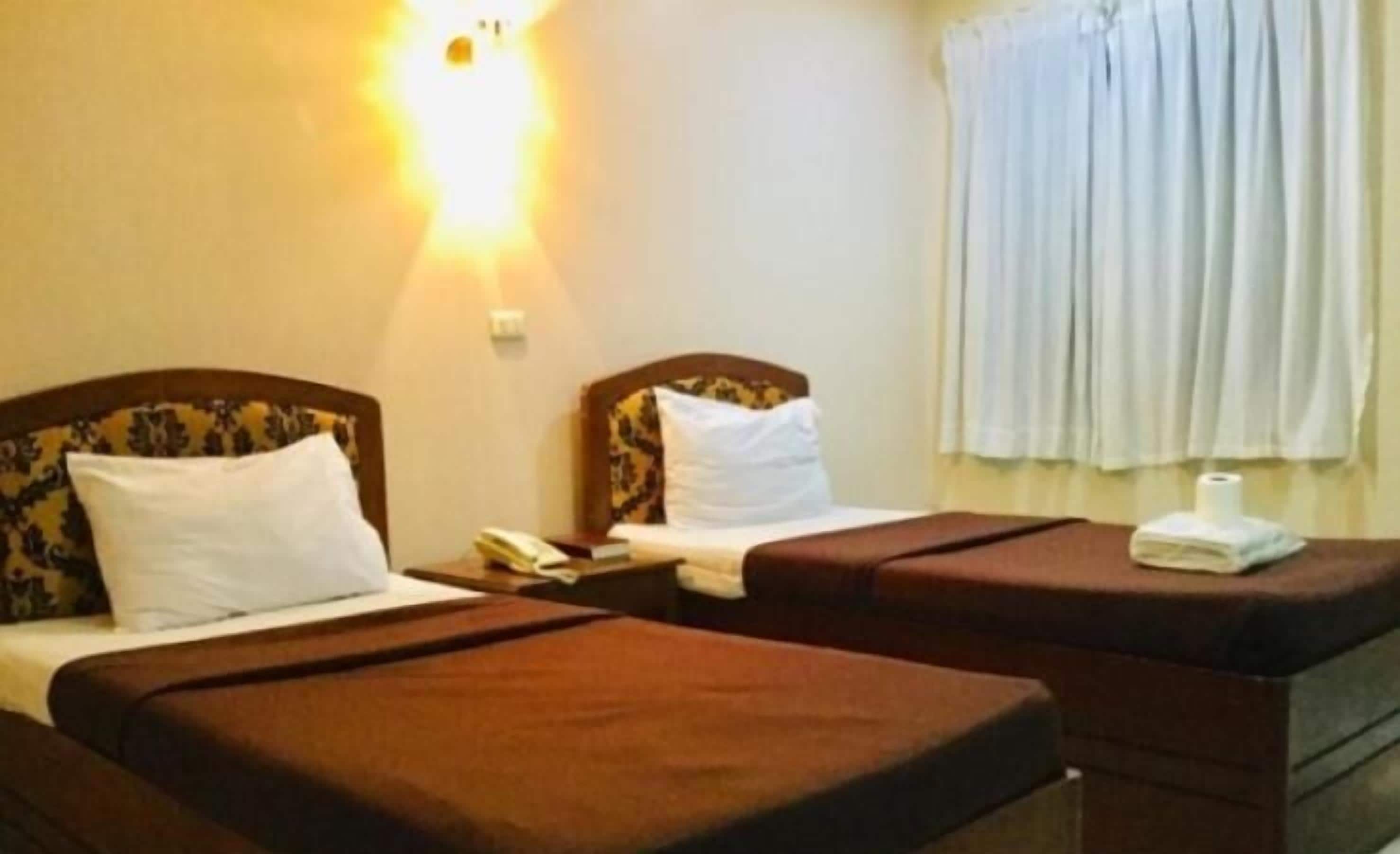 Caja de seguridad en la habitación, escritorio y insonorización 