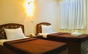 In-room safe, desk, soundproofing, iron/ironing board - La Brea Inn (Baguio)