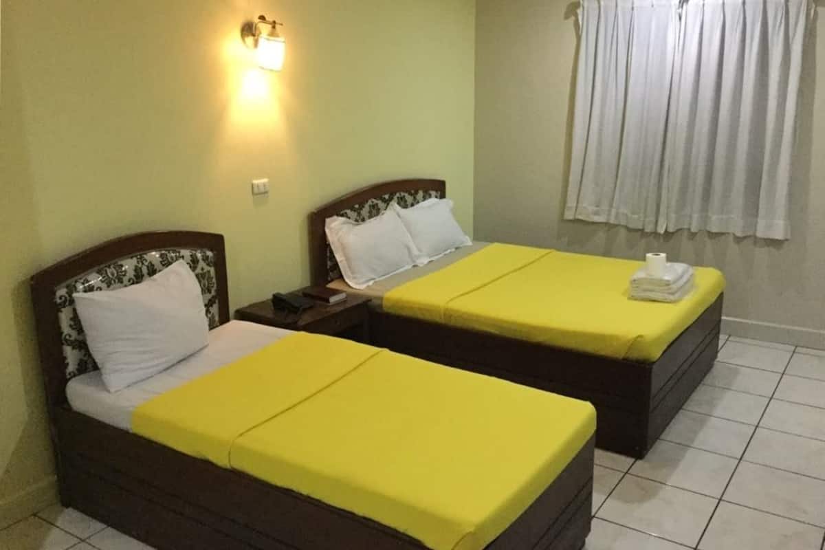 Deluxe Room | In-room safe, desk, soundproofing, iron/ironing board
