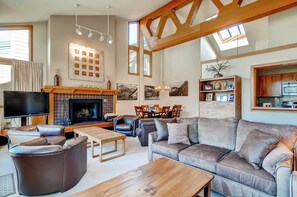 TV, fireplace - *Large* 3Br condo on bus route~Lenawee 1735~Kids Ski Free (Keystone)