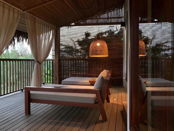 Suite Club, balcon, vue lac | Balcon