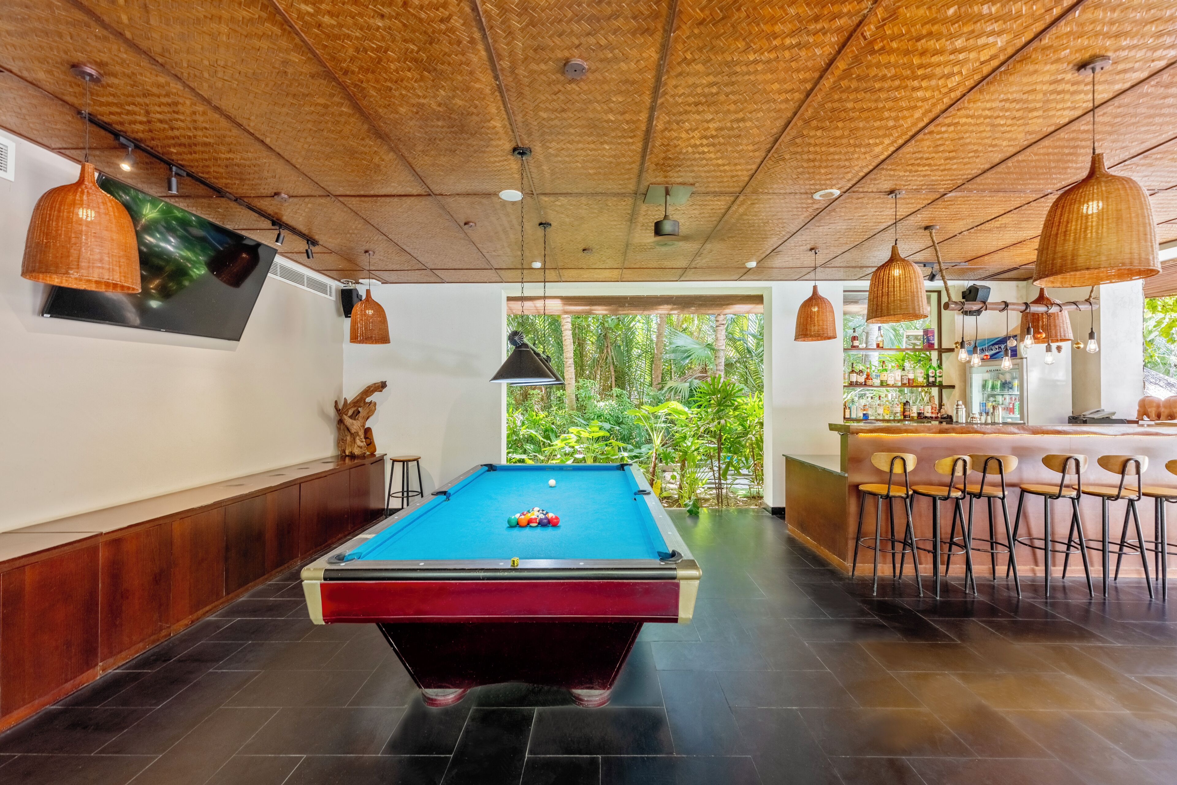 2 bars/lounges, poolside bar