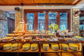 Daily buffet breakfast (VND 250000 per person)