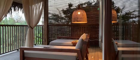 Suite Club, balcon, vue lac | Surmatelas, minibar, coffres-forts dans les chambres