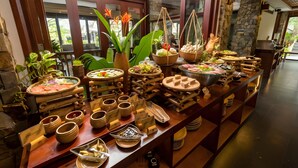 Ein reichhaltiges Buffet mit verschiedenen Speisen und Geschirr.