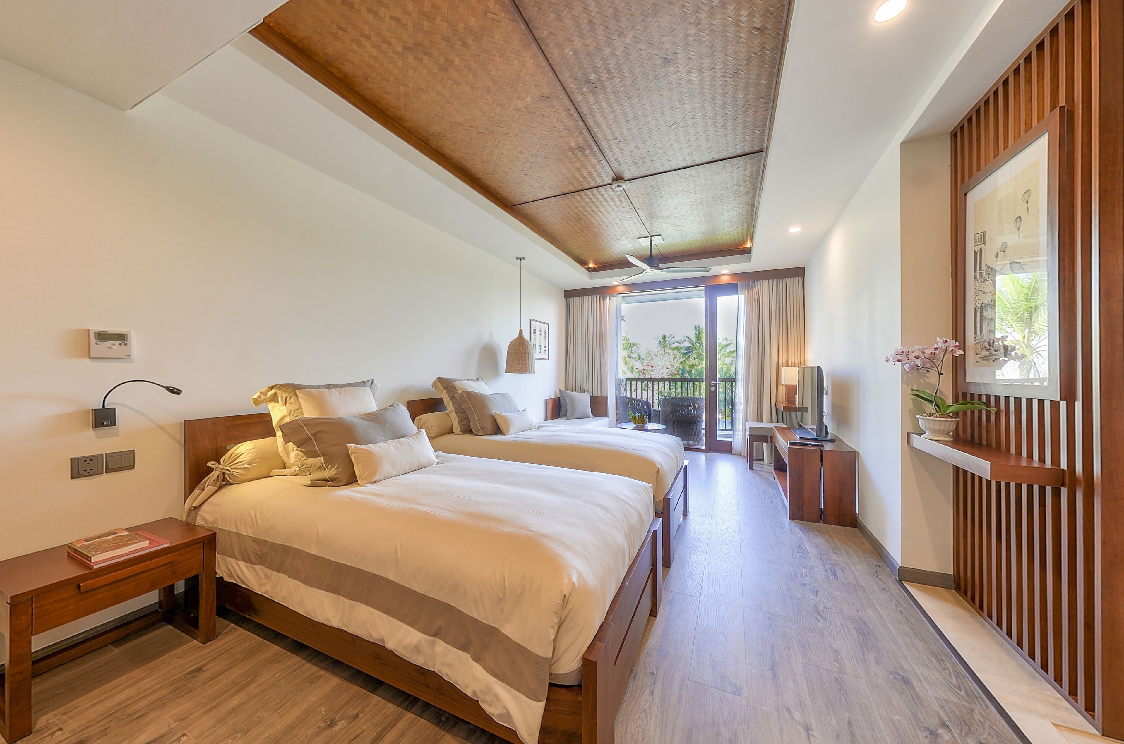 Deluxe Room, Balcony | Pillowtop beds, minibar, in-room safe, blackout drapes