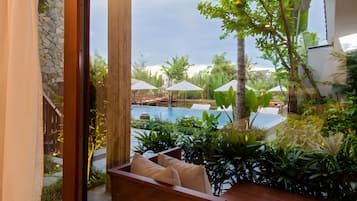 Phòng Suite Club, ban công, quang cảnh hồ | Nệm có lớp đệm bông, minibar, két bảo mật tại phòng