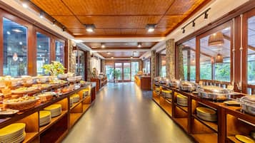 Se sirven desayunos, comidas y cenas con vista a la alberca