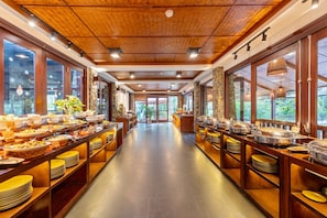 Aperto a colazione, pranzo e cena, con vista sulla piscina