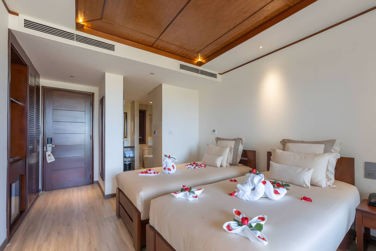 Deluxe kamer, balkon, uitzicht op zwembad | 1 slaapkamer, pillowtop-bedden, een minibar, een kluis op de kamer