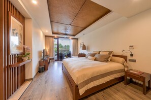 Rom – deluxe, balkong | Senger med overmadrass, minibar, safe på rommet og individuelt dekorert