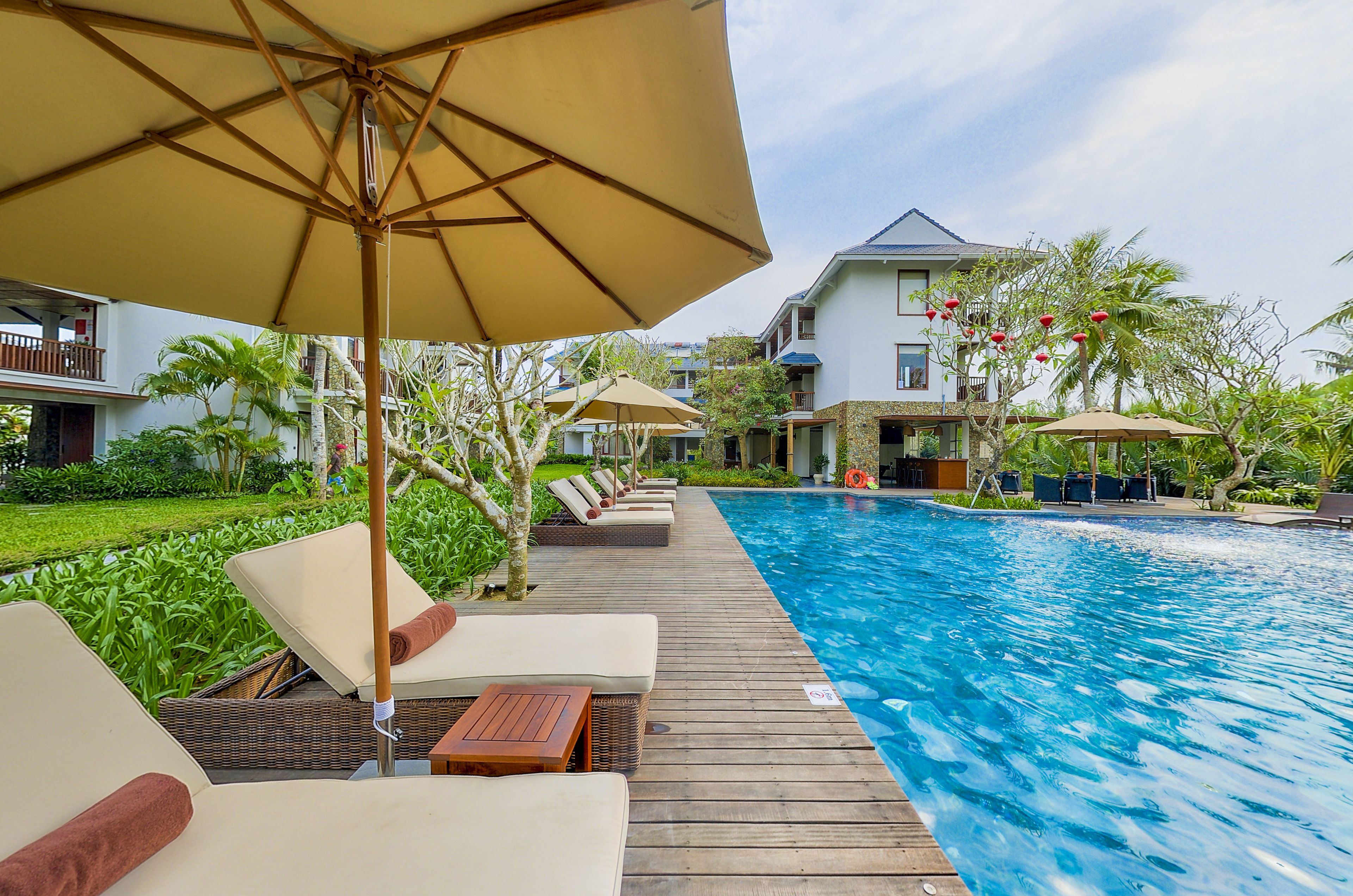 3 outdoor pools, open 7:30 AM to 10 PM, pool umbrellas, pool loungers