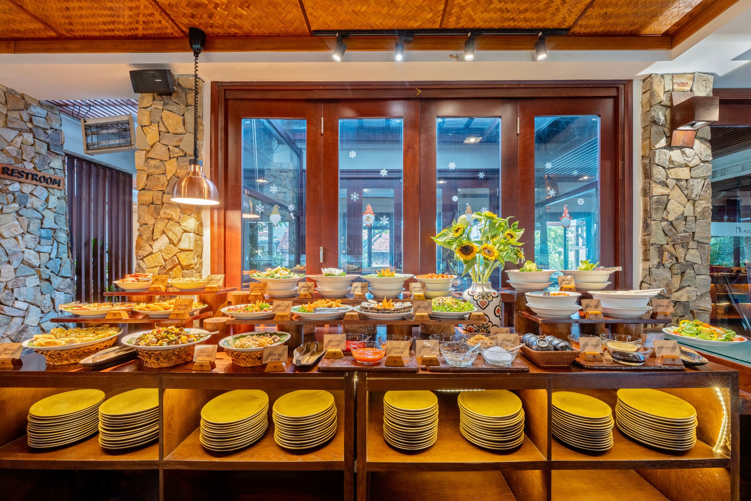 Daily buffet breakfast (VND 250000 per person)