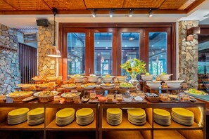 Se sirven desayunos, almuerzos y cenas (con vistas a la piscina)