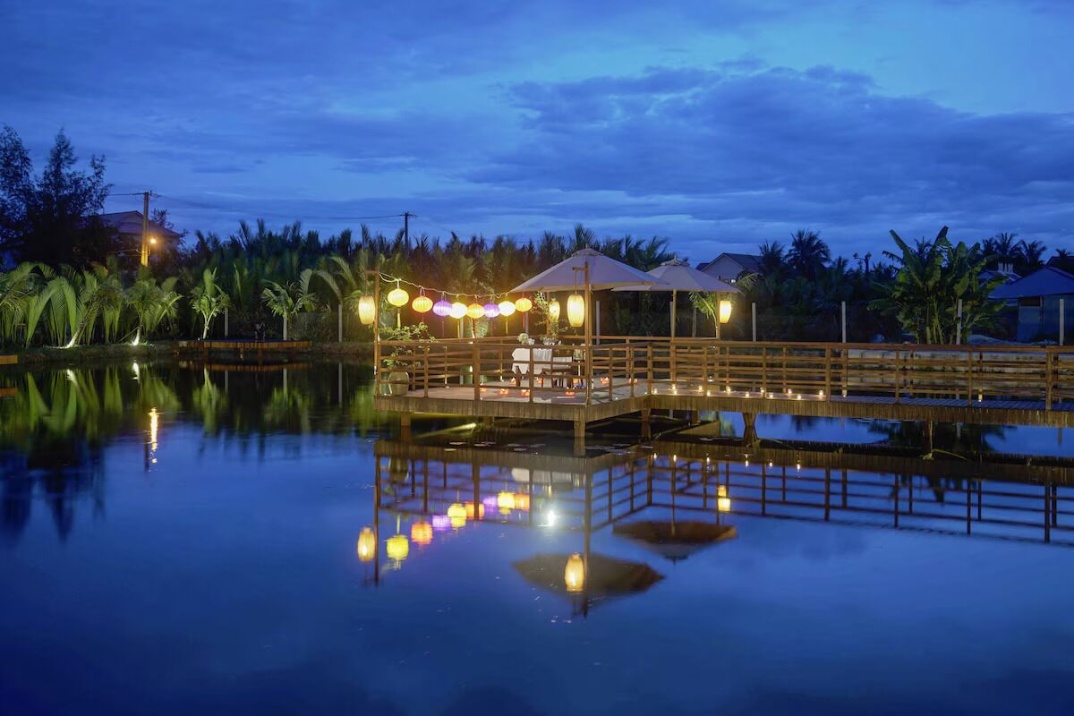 breakfast, lunch served; local and international cuisine, pool views