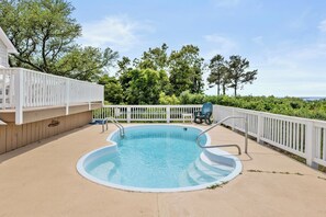 Ein Swimmingpool mit weißer Deckfläche und einem weißen Umzäunung.