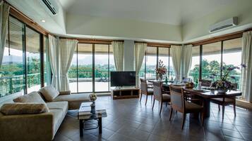 Family Suite | Living room | TV