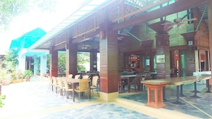 朝食、ランチ、ディナーに営業 (タイ料理)