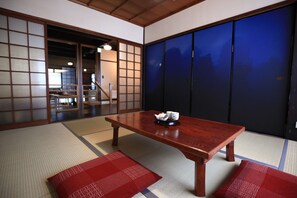 Traditionellt townhome (Japanese Style) | Vardagsrum