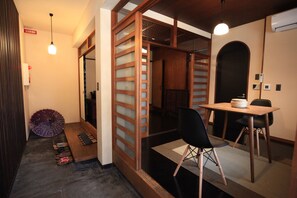 Traditionellt townhome (Japanese Style) | 1 sovrum, sängtillbehör av högsta kvalitet, skrivbord och gratis wi-fi
