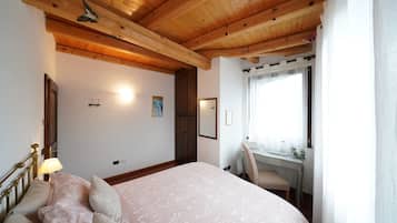 3 bedrooms, in-room safe, desk, free WiFi