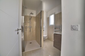 Combined shower/tub, towels