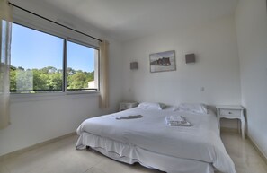 4 bedrooms, iron/ironing board, free WiFi, bed sheets