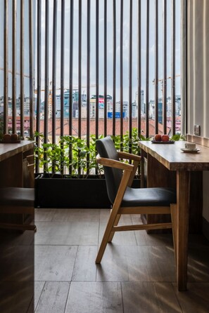 Fine-Arts Balcony | Minibar, in-room safe, desk, laptop workspace - Triple E Hotel Fine Art Museum (Ho Chi Minh City)