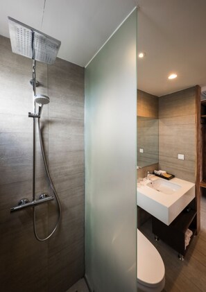 Hem Saigon Twin Room | Bathroom | Shower, rainfall showerhead, free toiletries, hair dryer - Triple E Hotel Fine Art Museum (Ho Chi Minh City)