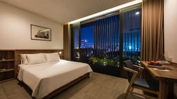 Fine-Arts Balcony | Minibar, in-room safe, desk, laptop workspace