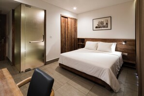Fine-Arts Balcony | Minibar, in-room safe, desk, laptop workspace - Triple E Hotel Fine Art Museum (Ho Chi Minh City)