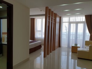 行政套房 | 起居区 | 43-英寸纯平电视（配备有线频道）、电视、收费电影