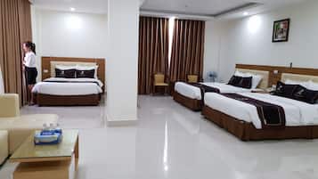 Connecting Room 1 | Minibar, in-room safe, desk, blackout drapes