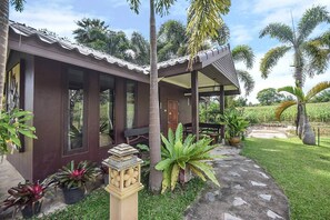 Ban Ink Fai | Desk, free WiFi