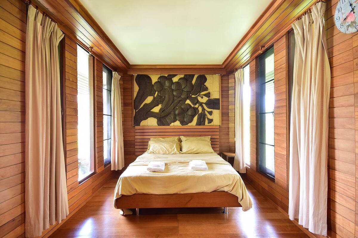 Ban Ink Fai | Desk, free WiFi