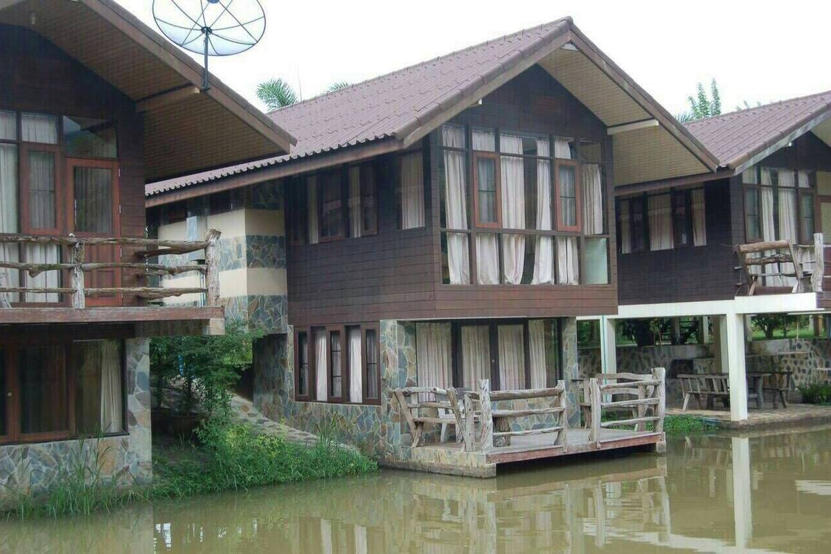 Family Room, Lake View | Desk, free WiFi