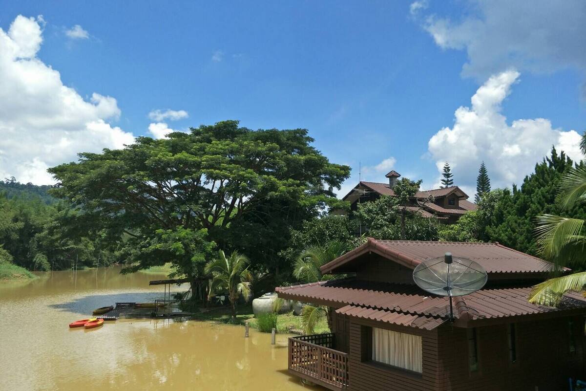 Lake Villa | Desk, free WiFi