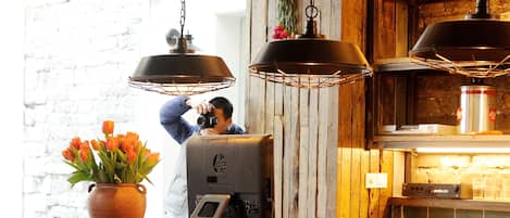 Una cocina rústica con paredes y encimera de madera, y lámparas colgantes.
