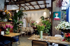 Lobby sitting area - Peking Station Hostel (Beijing)