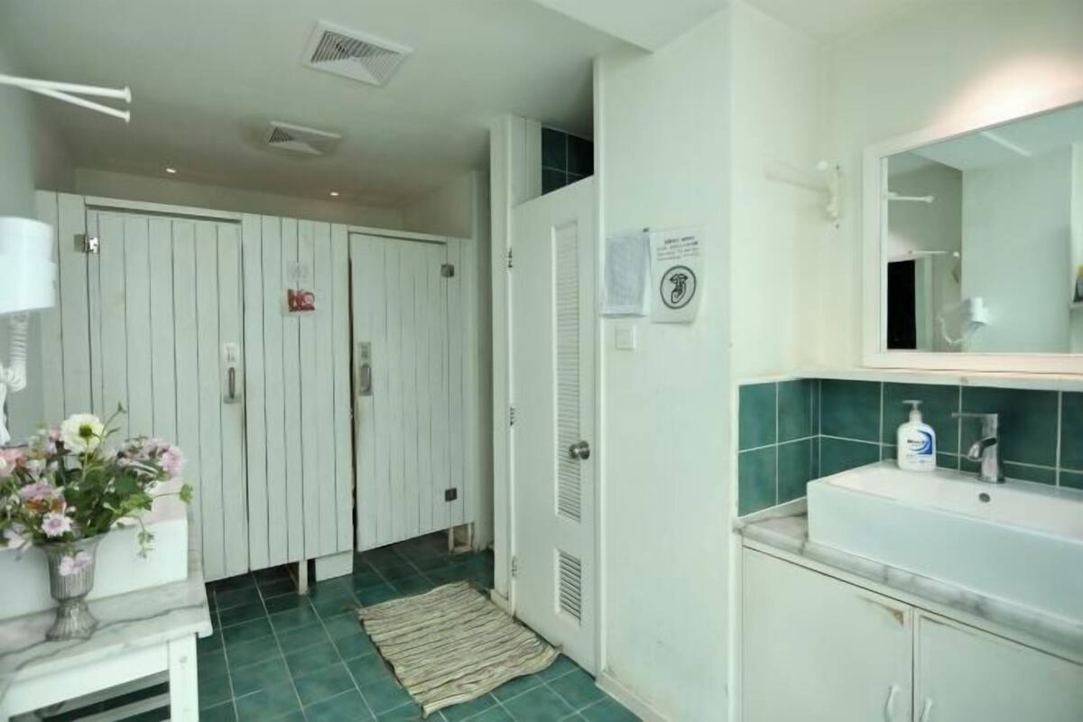 In-room safe, free WiFi