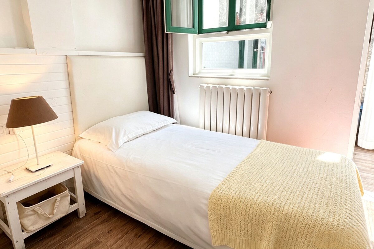 Dormitorio compartido básico, solo para mujeres | Caja fuerte, wifi gratis, ropa de cama