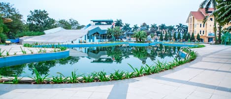 Una piscina al aire libre